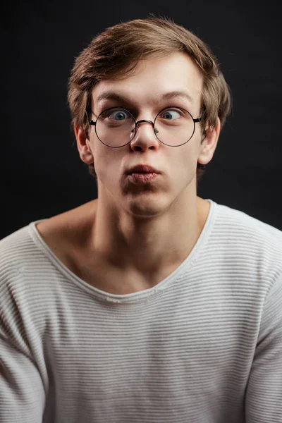 Close up portrait of funny guy with cross-eyes — стоковое фото