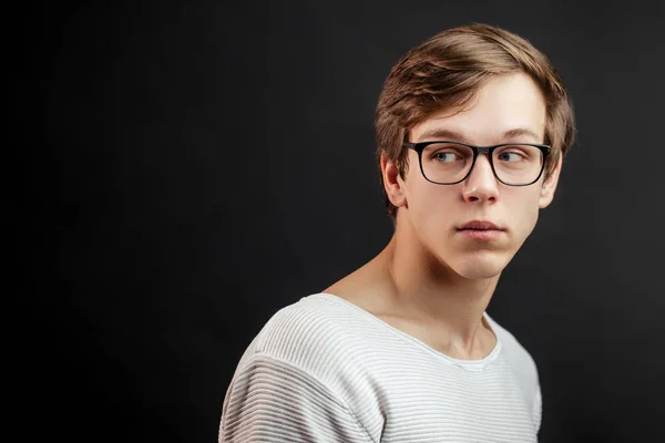 Portrait en gros plan de jeune beau mec aux cheveux blonds évitant le danger — Photo