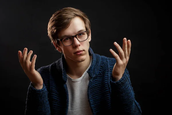 Pohledný muž v svetru vysvětlovat něco s rukou — Stock fotografie