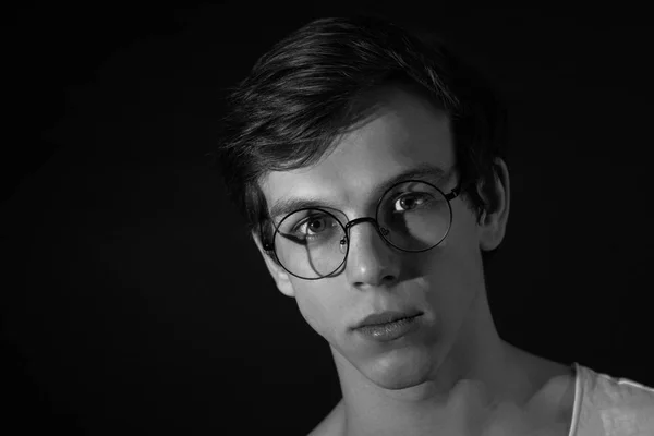Portrait en gros plan d'un étudiant intelligent avec des lunettes rondes — Photo