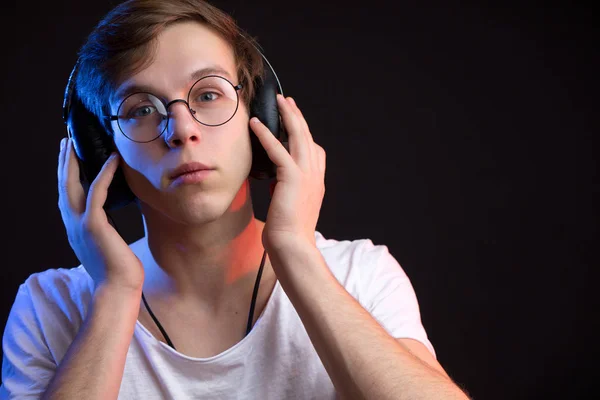 Primer plano retrato de DJ en auriculares — Foto de Stock