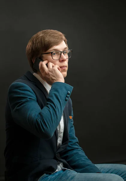 Detailní záběr portrét mladý pohledný jeslí mluví po telefonu s klienty — Stock fotografie