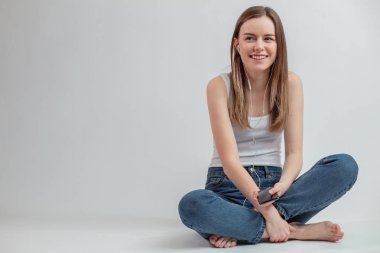 hoş model cep telefonu ve kulaklık ile gülüyor