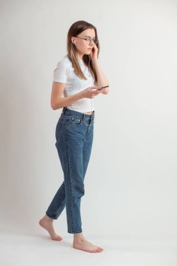 tam uzunlukta yan görünüm portre genç kadın eğitim ile smartphone