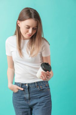 neşeli kadın teen espresso içmeniz gidiyor