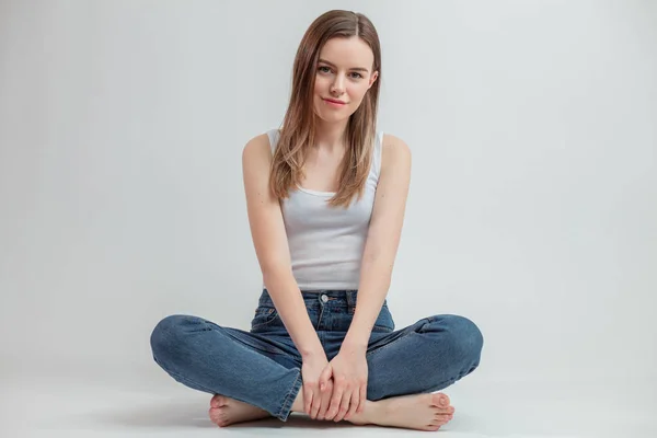 Foto Cerca Chica Atractiva Postura Yoga Aislado Fondo Blanco Libre — Foto de Stock