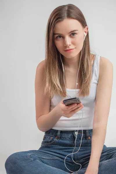 Nahaufnahme Portrait der schönen Studentin Studing mit Kopfhörern — Stockfoto