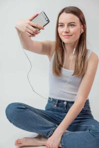 Close up retrato de alegre menina de cabelos castanhos atirando vídeo com ela mesma — Fotografia de Stock