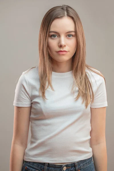 Close up retrato de bela menina de rua em T-shirt branca e jeans — Fotografia de Stock