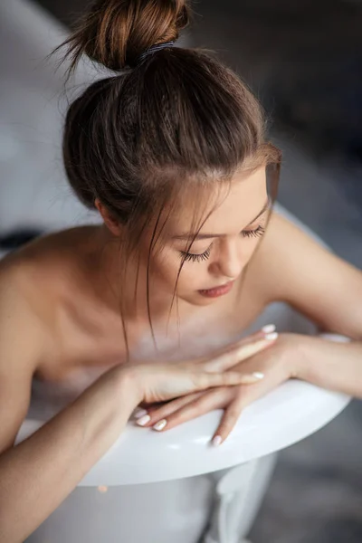 Menina chateada olhando para baixo na banheira — Fotografia de Stock