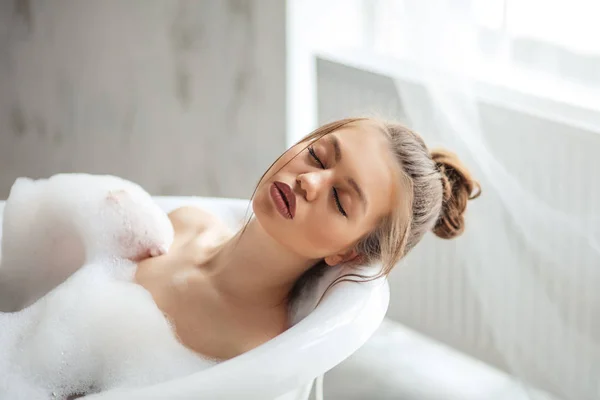 Spa kuur treatment.nice meisje liggend in de bad met gesloten ogen — Stockfoto