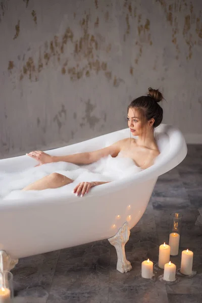 Descanso tranquilo en el baño. mujer elegante en la bañera —  Fotos de Stock