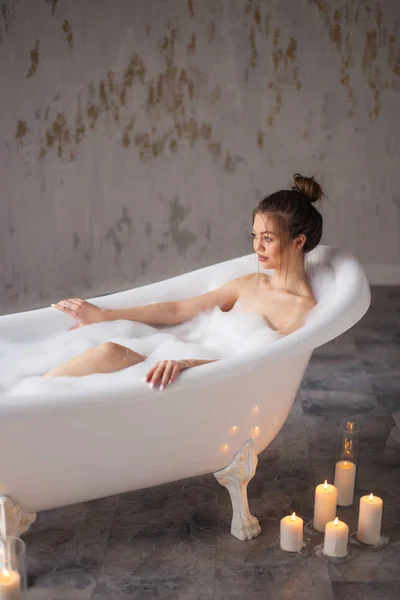 욕조에서 bath.elegant 여자에 진정 나머지 — 스톡 사진