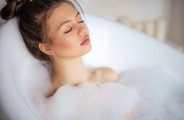 harika kız banyoda uyuya