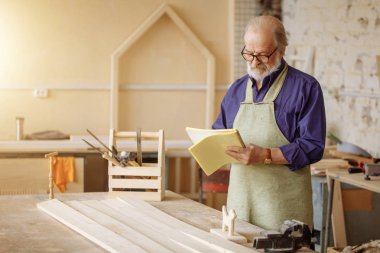 Eski düşünceli woodworker el ile okumak