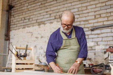 Yaşlı adam bir öğe garajda çekiyor