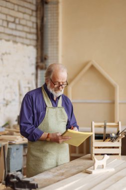 Eski dükkanı teaher tablo yakınındaki Not defteri ve kalem ile çizim