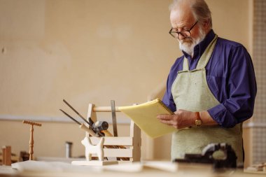 rahat kıyafetler ve önlük çekici emekli cereyan yapıyor.
