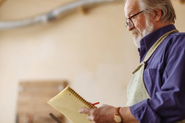 Eski güzel usta tarafından çalışma yönergede çalışıyor