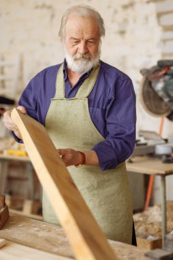 iş yerinde ahşap tahta ile eski güzel marangoz