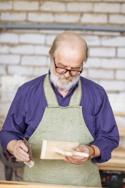 portre kadar kapatın. Ahşap Oyuncak yapma süreci