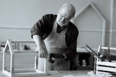 eski gri saçlı marangoz besleyici tamircisi kuşlar için bina