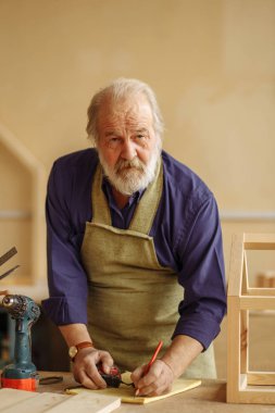 mezura not defterinde düzenlemesi ile gri saçlı master