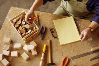 üstten görünüm fotoğraf marangoz ahşap çubukları kullanarak yakın ve