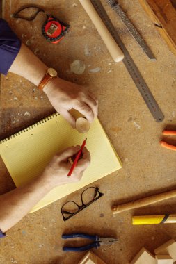 çalışma araçları ile carpeners masasında adam dikey üstten görünüm görüntüsünü eller