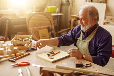 yakışıklı ihtiyar onarımları çalışırken çekiç almaya gidiyor