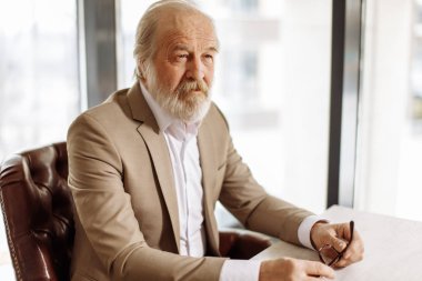 İşyerinde oturan çekici eski lider portresi kapatın