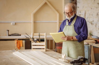 Eski joiner projeyi yapmaya konsantre