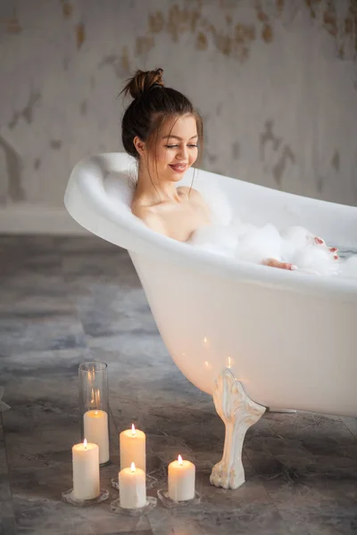Гарна дівчина насолоджується розкішною ванною — стокове фото