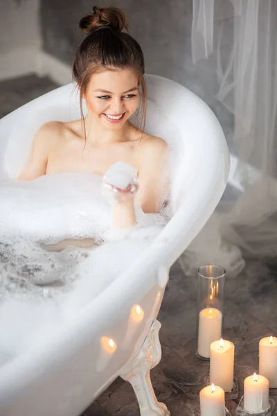 Приятная девушка, принимающая ванну с мыльным пузырем — стоковое фото