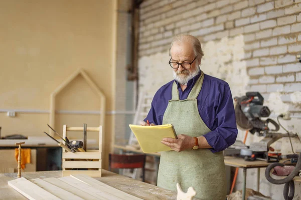 Yakışıklı kıdemli vatandaş Notlar not defteri atölye yapıyor