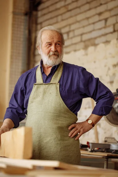 Homem idoso preparou material para clientes — Fotografia de Stock