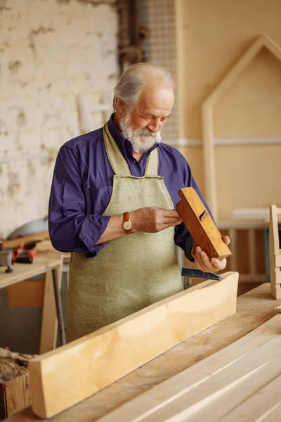 Eski mutlu ana uçağı ile çalışmaya gidiyor