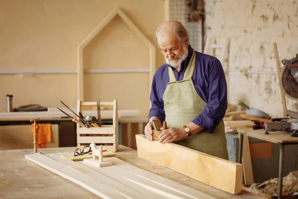 Usta esnaf ahşap tahta Planya ile yumuşatma portresi