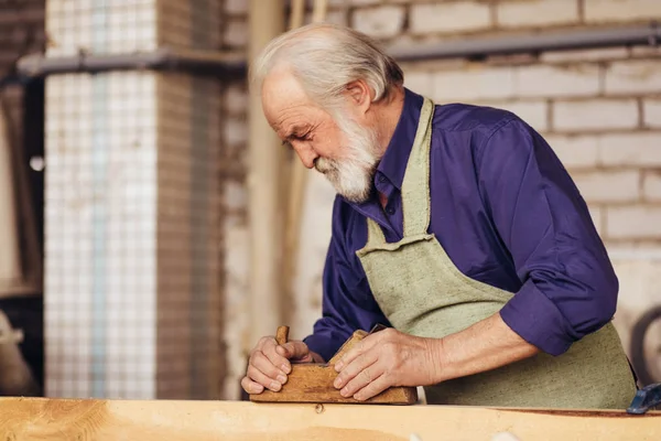 kıdemli vatandaş yakın çekim yan görünüm görüntüsü
