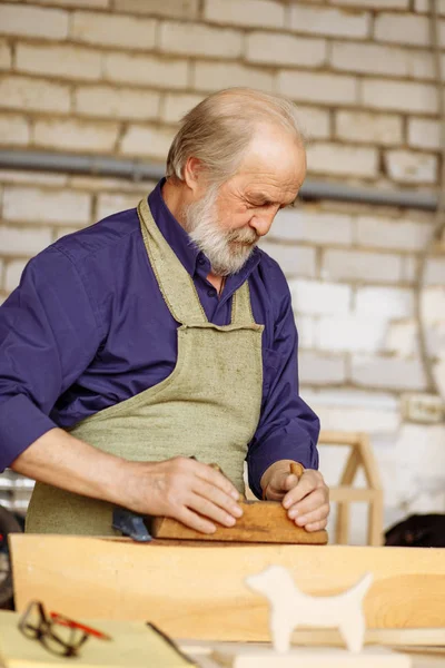 granfather tahta planya üzerinde yoğunlaşmıştır