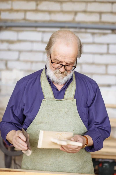 portre kadar kapatın. Ahşap Oyuncak yapma süreci