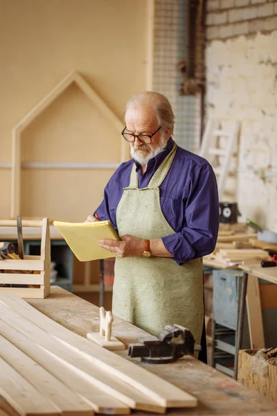 yan görünümü çekim bilgileri defter--dan gönüllülük ayakta emekli kapatın