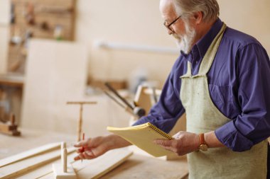 yakın çekim yan görünüm portre o dikiş önce eski erkek ölçü birimi kurulunun