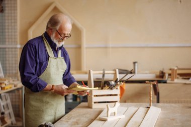 Eski ana oyuncaklar çocuklar için yapıyor