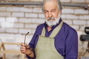 gri saç, bıyık, sakal işyeri kameraya bakarak eski marangoz