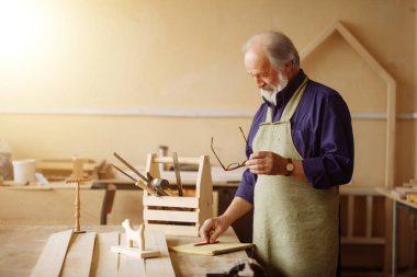özel çalışma outfut eski erkek kırmızı kalem masaya koyuyor