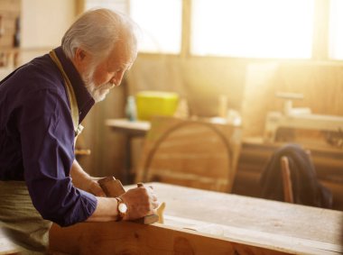 yan görünümü görüntü eski kıdemli vatandaş ev atölyede çalışan kapatın