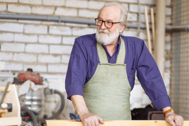 gömlek ve tahta garaj zemin üzerinde yatıyordu tutan önlük ile eski usta