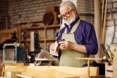 Dede torunu için hediye Doğum günü için yapıyor