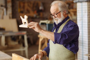 Eski marangoz ahşap oyuncak yapma tamamladı